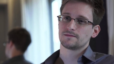 Russia gives citizenship to ex-NSA contractor Edward Snowden