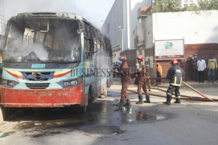 Miscreants torch 6 buses in Dhaka