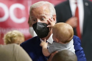 Biden visits clinic, celebrates covid shots for kids under 5