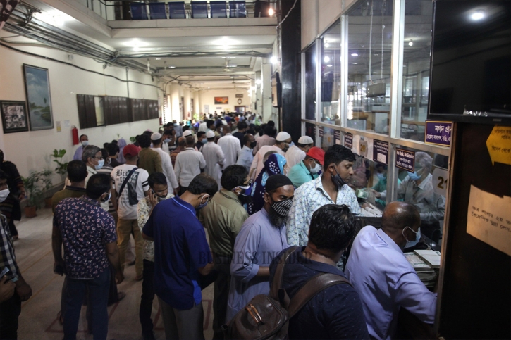 In Pictures: Customers rush to withdraw money before Eid