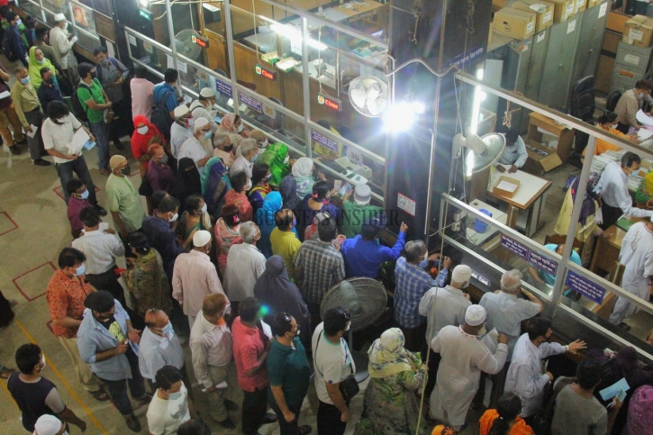 In Pictures: Banks see customers’ rush to withdraw money