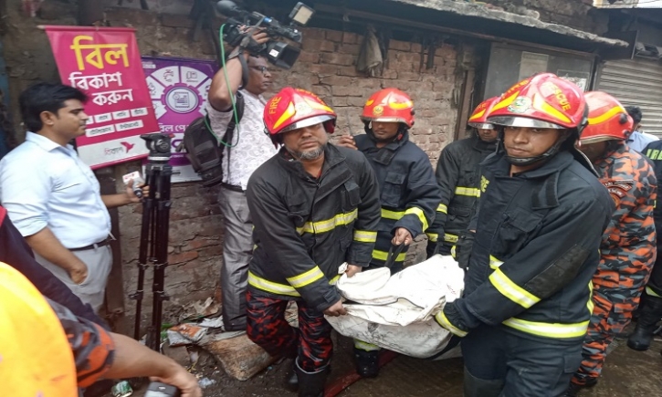 6 die in Chawkbazar plastic factory fire 6 die in Chawkbazar plastic factory fire