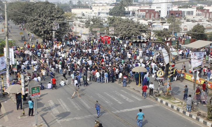 Photo Story: Students block Nilkhet intersection