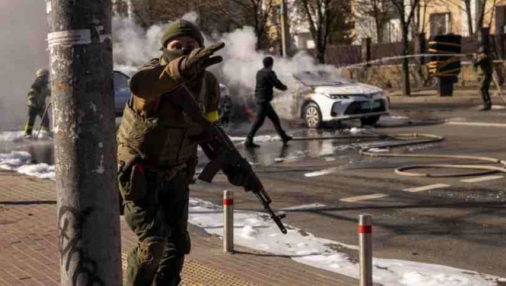 Ukraine: Kyiv residents answer call to defend nation