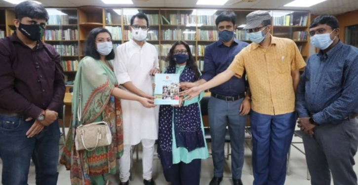 Zahiduzzaman Faruque family hand over budget documents of 52yrs to ERF Library