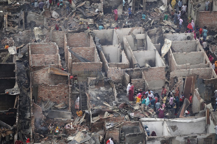 Over 100 shanties gutted in Mohakhali slum fire