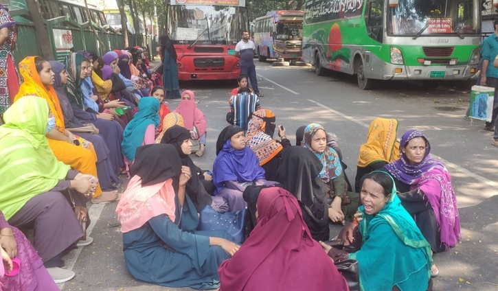 RMG workers block a road in Arambagh for wage RMG workers block a road in Arambagh for wage