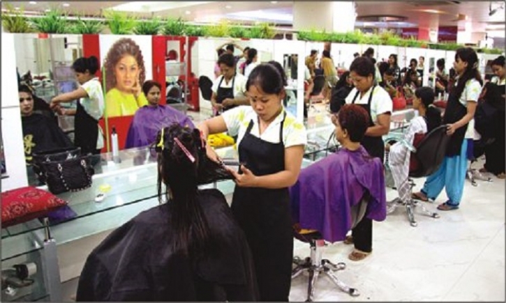 Customers flock back to parlours on eve of Eid