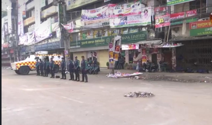 Traffic movement halted in front of BNP’s Nayapaltan office