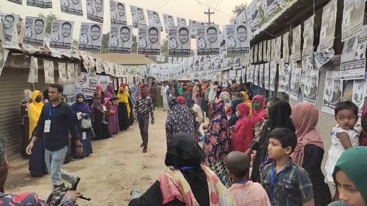 গাজীপুরে ৩ ইউনিয়ন পরিষদ নির্বাচনে ভোট গ্রহণ চলছে