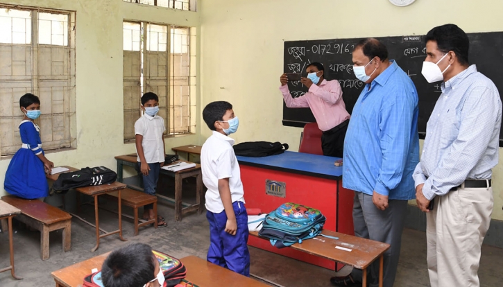 ‘শিক্ষকের পাশাপাশি পিতা-মাতাকেও সন্তানের সুরক্ষার ব্যাপারে সচেতন থাকতে হবে’ ‘শিক্ষকের পাশাপাশি পিতা-মাতাকেও সন্তানের সুরক্ষার ব্যাপারে সচেতন থাকতে হবে’