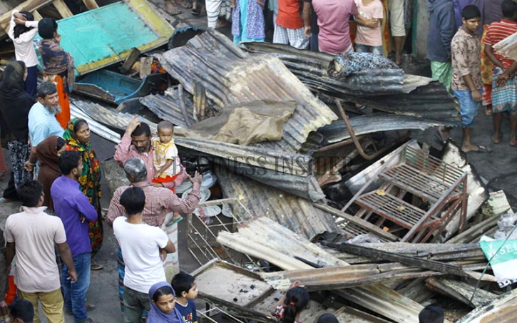 আগুনে নিঃস্ব কালশী বস্তিবাসি আগুনে নিঃস্ব কালশী বস্তিবাসি