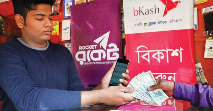 মোবাইল ব্যাংকিংয়ে দৈনিক লেনদেন ৩২০০ কোটি টাকা ছাড়াল মোবাইল ব্যাংকিংয়ে দৈনিক লেনদেন ৩২০০ কোটি টাকা ছাড়াল