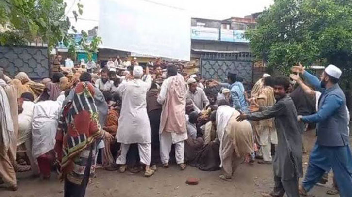 পাকিস্তানে জাকাত নিতে গিয়ে পদপিষ্ট হয়ে নিহত ১২