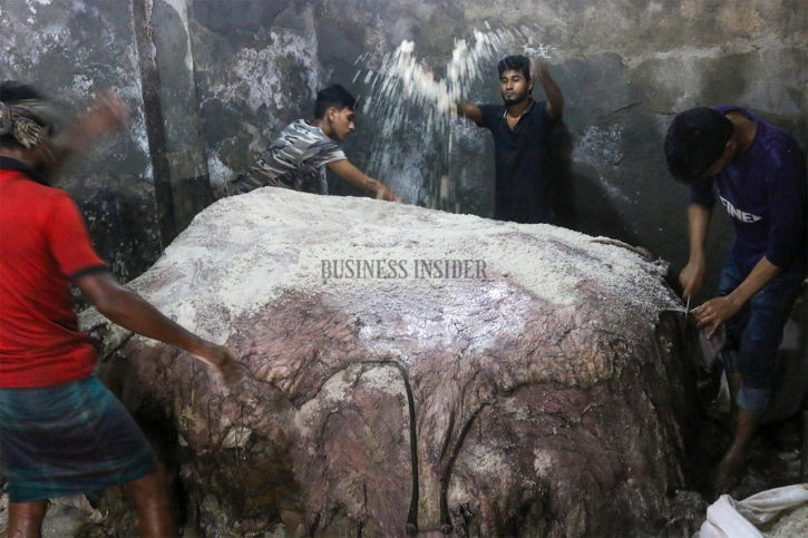 ব্যস্ত সময় পার করছেন চামড়া শ্রমিকরা ব্যস্ত সময় পার করছেন চামড়া শ্রমিকরা