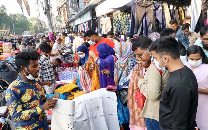 ফুটপাতে জমে উঠেছে শীতের কাপড়ের ব্যবসা ফুটপাতে জমে উঠেছে শীতের কাপড়ের ব্যবসা