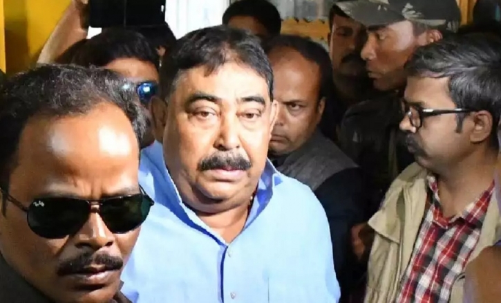 গরুপাচার মামলায় গ্রেফতার পশ্চিমবঙ্গের তৃণমূল নেতা অনুব্রত মণ্ডল গরুপাচার মামলায় গ্রেফতার পশ্চিমবঙ্গের তৃণমূল নেতা অনুব্রত মণ্ডল