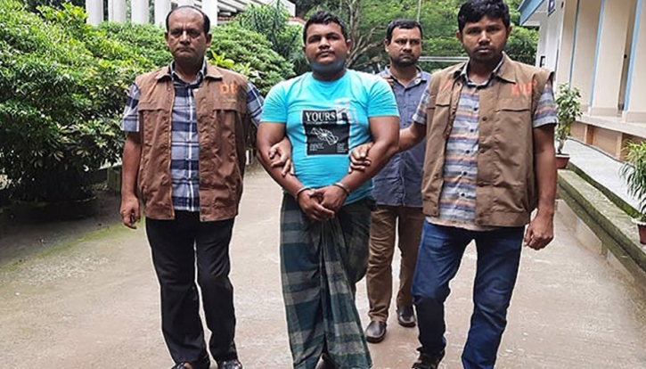 চলন্ত বাসে ডাকাতি ও ধর্ষণের ঘটনার প্রধান আসামি গ্রেফতার চলন্ত বাসে ডাকাতি ও ধর্ষণের ঘটনার প্রধান আসামি গ্রেফতার
