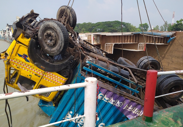 উদ্ধার অভিযান ফের শুরু: ৩ ঘণ্টা চেষ্টায় একটি কাভার্ডভ্যান উদ্ধার উদ্ধার অভিযান ফের শুরু: ৩ ঘণ্টা চেষ্টায় একটি কাভার্ডভ্যান উদ্ধার