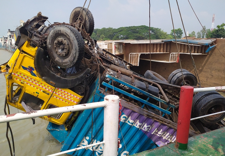 উদ্ধার অভিযান ফের শুরু: ৩ ঘণ্টা চেষ্টায় একটি কাভার্ডভ্যান উদ্ধার