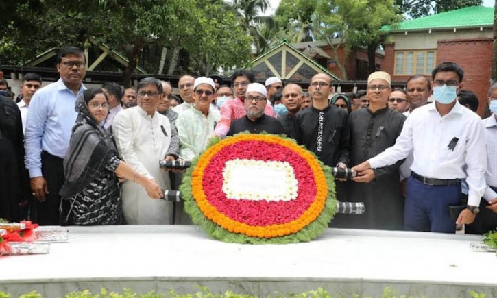 বঙ্গবন্ধুর সমাধিতে হাইকোর্টের নবনিযুক্ত ১১ বিচারপতির শ্রদ্ধা বঙ্গবন্ধুর সমাধিতে হাইকোর্টের নবনিযুক্ত ১১ বিচারপতির শ্রদ্ধা