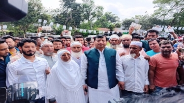 ছেলেকে নিয়ে ভোট দিলেন স্বতন্ত্র প্রার্থী  জায়েদা খাতুন