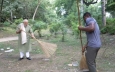 ঝাড়ু হাতে ময়লা সাফ করছেন মোদি