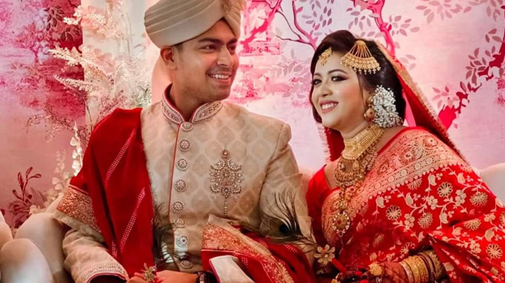 বিয়ে করলেন সংগীতশিল্পী ঐশী বিয়ে করলেন সংগীতশিল্পী ঐশী