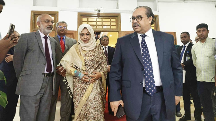বঙ্গবন্ধুর প্রতিকৃতিতে প্রধান বিচারপতির শ্রদ্ধা বঙ্গবন্ধুর প্রতিকৃতিতে প্রধান বিচারপতির শ্রদ্ধা