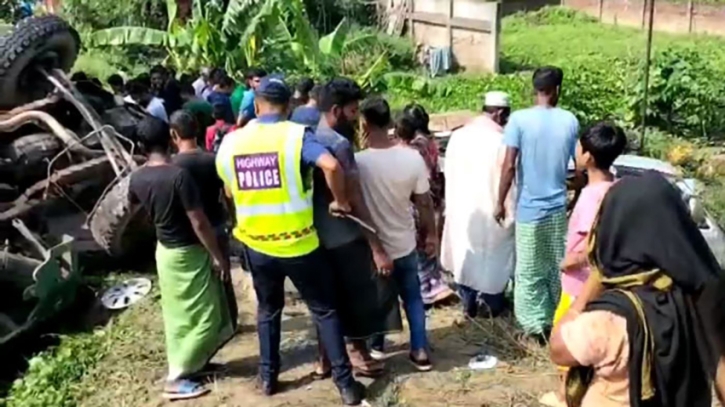 দাউদকান্দিতে ট্রাকের ধাক্কায় মাইক্রোবাস উল্টে নিহত ২ দাউদকান্দিতে ট্রাকের ধাক্কায় মাইক্রোবাস উল্টে নিহত ২