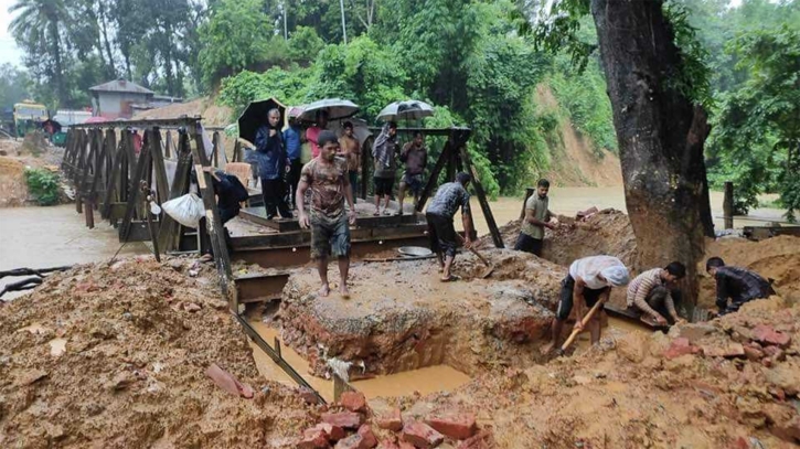 পাহাড় ধসে সাজেক-বাঘাইছড়ির সঙ্গে সড়ক যোগাযোগ বন্ধ পাহাড় ধসে সাজেক-বাঘাইছড়ির সঙ্গে সড়ক যোগাযোগ বন্ধ