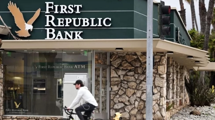 Future of US bank in doubt as investors flee Future of US bank in doubt as investors flee