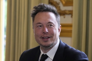 Elon Musk wants to build a digital town square, but his debut for DeSantis had a tech failure
