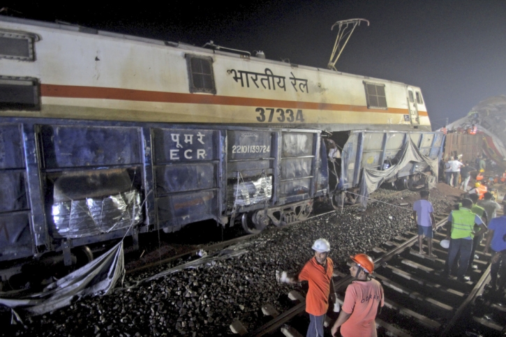 India train crash kills over 280, injures 900