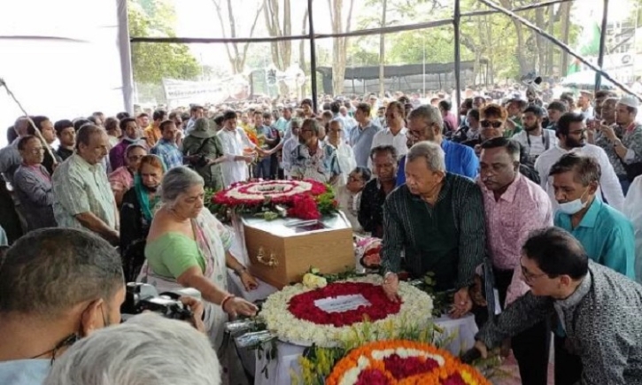 Hundreds of people line up to pay final respects to Dr Zafrullah at Shaheed Minar