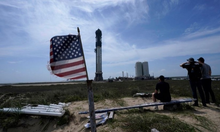 SpaceX takes second shot at launching biggest rocket