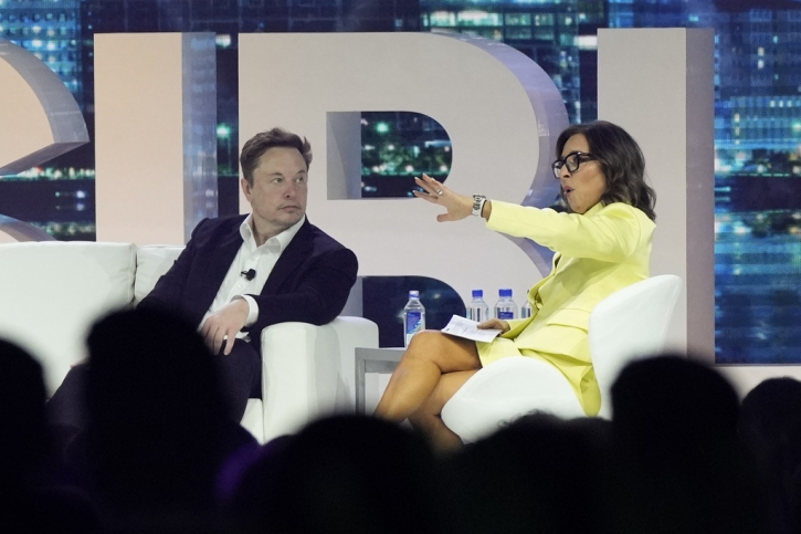 Elon Musk sparred with new CEO Linda Yaccarino in on-stage interview: 3 takeaways from the exchange Elon Musk sparred with new CEO Linda Yaccarino in on-stage interview: 3 takeaways from the exchange