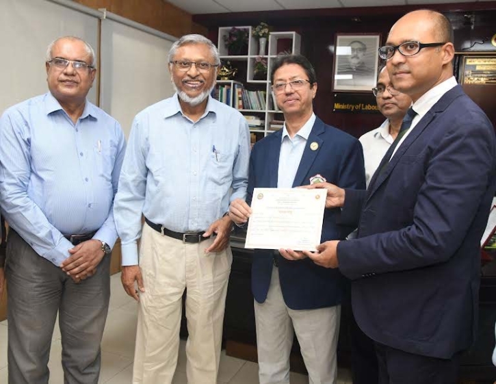 শ্রমিক কল্যাণ তহবিলে চারটি কোম্পানি লভ্যাংশ জমা দিল ৭ কোটি টাকা শ্রমিক কল্যাণ তহবিলে চারটি কোম্পানি লভ্যাংশ জমা দিল ৭ কোটি টাকা