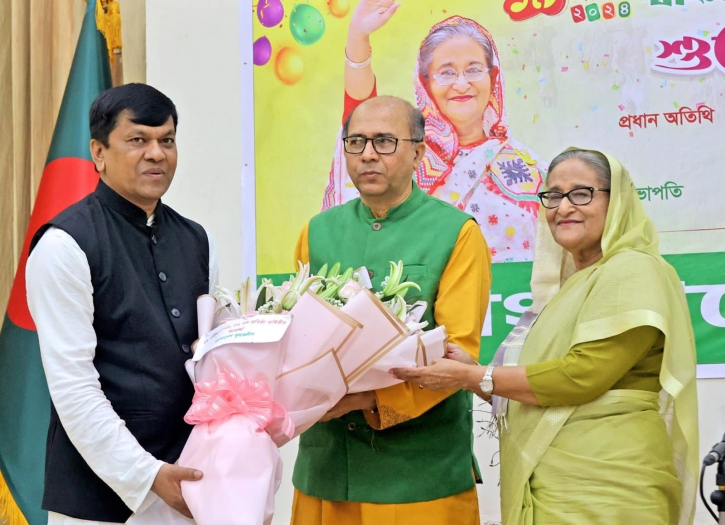 কৃষক লীগ নেতাদের শাক-সবজি উপহার দিলেন প্রধানমন্ত্রী কৃষক লীগ নেতাদের শাক-সবজি উপহার দিলেন প্রধানমন্ত্রী