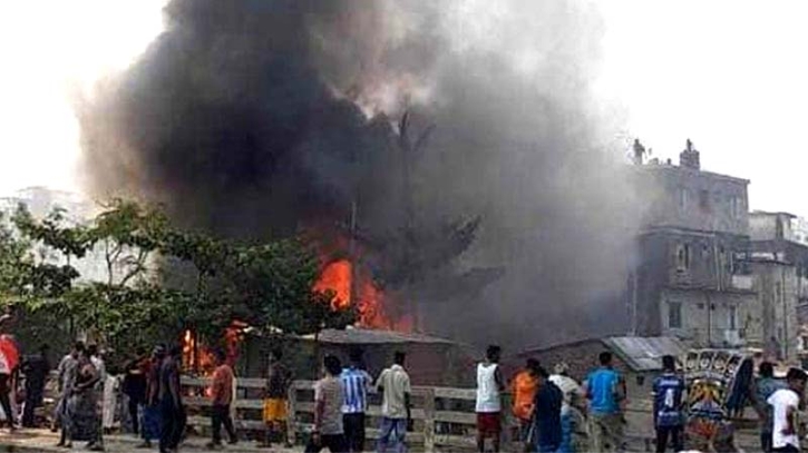 চট্টগ্রামের ফিরিঙ্গি বাজার বস্তিতে ভয়াবহ আগুন