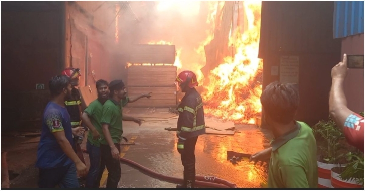 মুন্সিগঞ্জে বোর্ড তৈরির কারখানায় আগুন, নিয়ন্ত্রণে ১০ ইউনিট