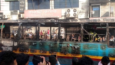 গুলিস্তানে দিনেদুপুরে যাত্রীবাহী বাসে আগুন