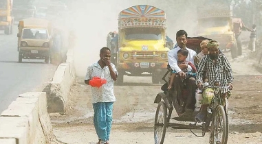 বায়ু দূষণে আজ শীর্ষে রাজধানী ঢাকা