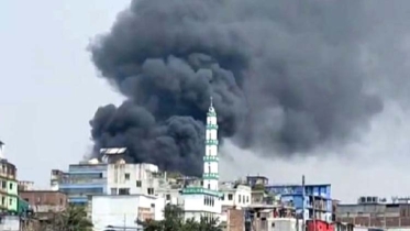 লালবাগে জুতার কারখানায় আগুন, নিয়ন্ত্রণে ৯ ইউনিট