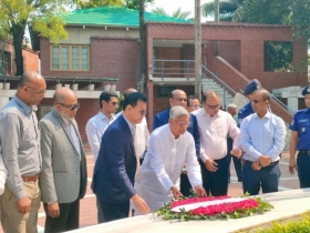 জাতির পিতার সমাধিতে ভূমি মন্ত্রীর শ্রদ্ধা