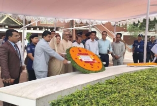 জাতির পিতার সমাধিতে আপিল বিভাগের নবনিযুক্ত বিচারপতির শ্রদ্ধা