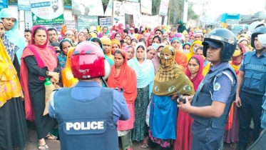  গাজীপুর বকেয়া বেতন-বোনাসের দাবিতে শ্রমিকদের বিক্ষোভ