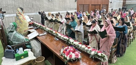 শপথ নিলেন সংরক্ষিত নারী আসনের ৫০ এমপি