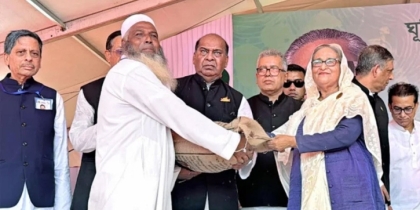 ঘূর্ণিঝড়ে ক্ষতিগ্রস্তদের মাঝে ত্রাণ বিতরণ করলেন প্রধানমন্ত্রী