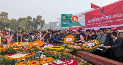 জাতির শ্রেষ্ঠ সন্তানদের শ্রদ্ধা জানাতে মানুষের ঢল